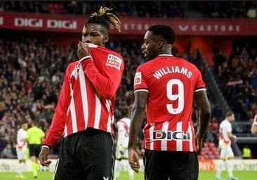 Anh em Nico và Iñaki Williams trên sân cỏ, thể hiện lòng trung thành và tình yêu với câu lạc bộ Athletic Bilbao.