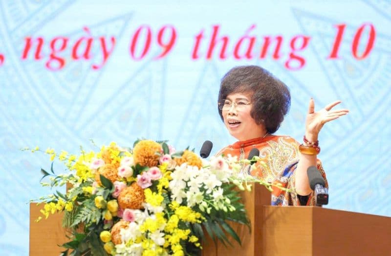 Anh hùng Lao động Thái Hương phát biểu tại hội nghị, đề xuất tháo gỡ các điểm nghẽn chính sách để thúc đẩy kinh tế.