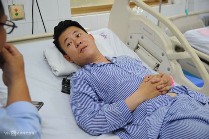 Anh Đặng Anh Tuấn, một trong những người may mắn sống sót, đang hồi phục tại bệnh viện sau vụ tai nạn.
