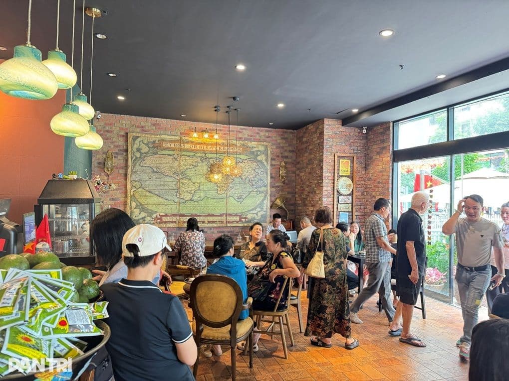 Anh N.V.T. (tổng tài) đeo khẩu trang đến quán cà phê xin lỗi sau vụ việc.