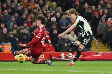 Anthony Gordon ghi bàn mở tỷ số cho Newcastle trước Liverpool.