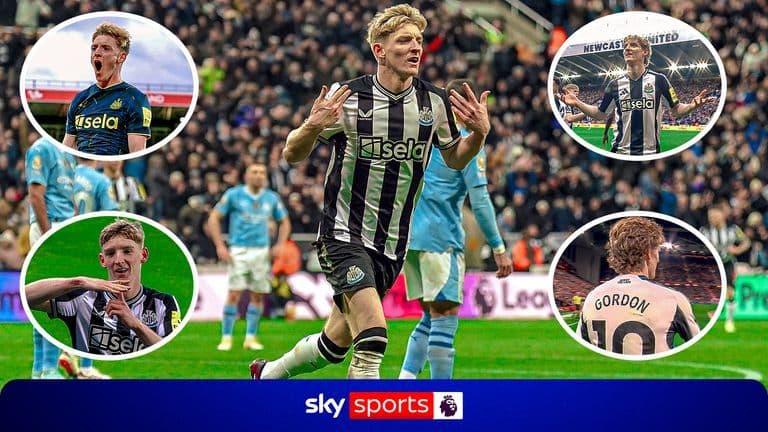 Anthony Gordon trong màu áo Newcastle United ăn mừng trên sân bóng