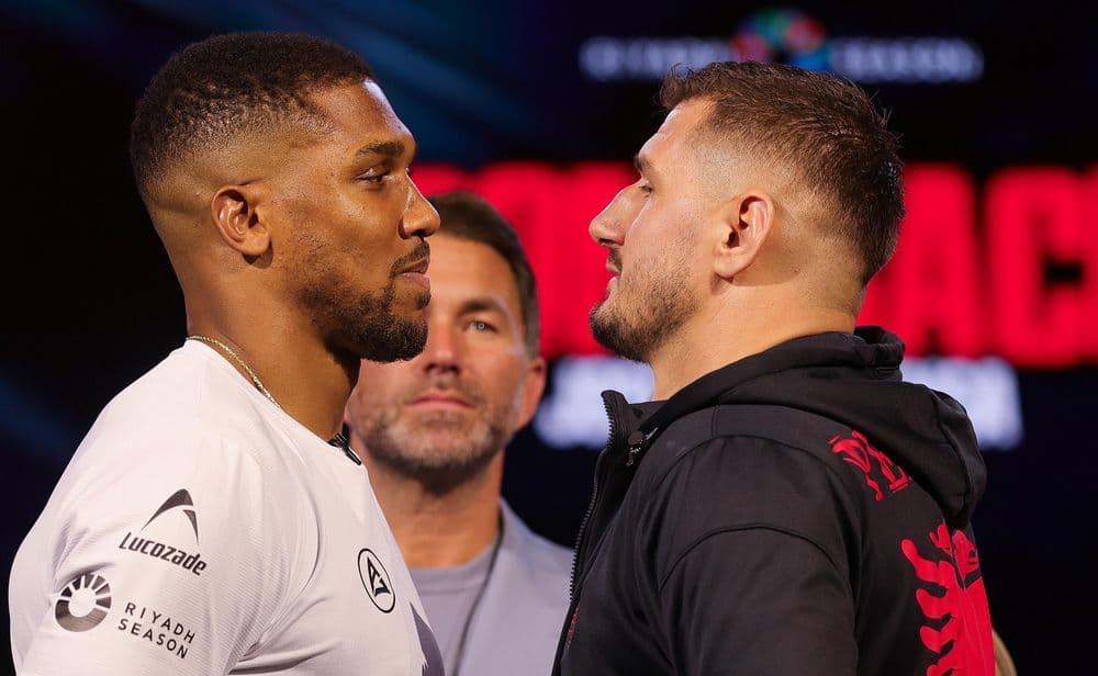 Anthony Joshua đối mặt với đối thủ, tượng trưng cho những thử thách và trận đấu lớn trong tương lai, bao gồm cả trận đấu với Tyson Fury.