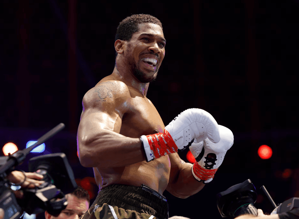 Anthony Joshua ăn mừng chiến thắng knock-out đầy cảm xúc, thể hiện sự trở lại mạnh mẽ sau bi kịch cá nhân.