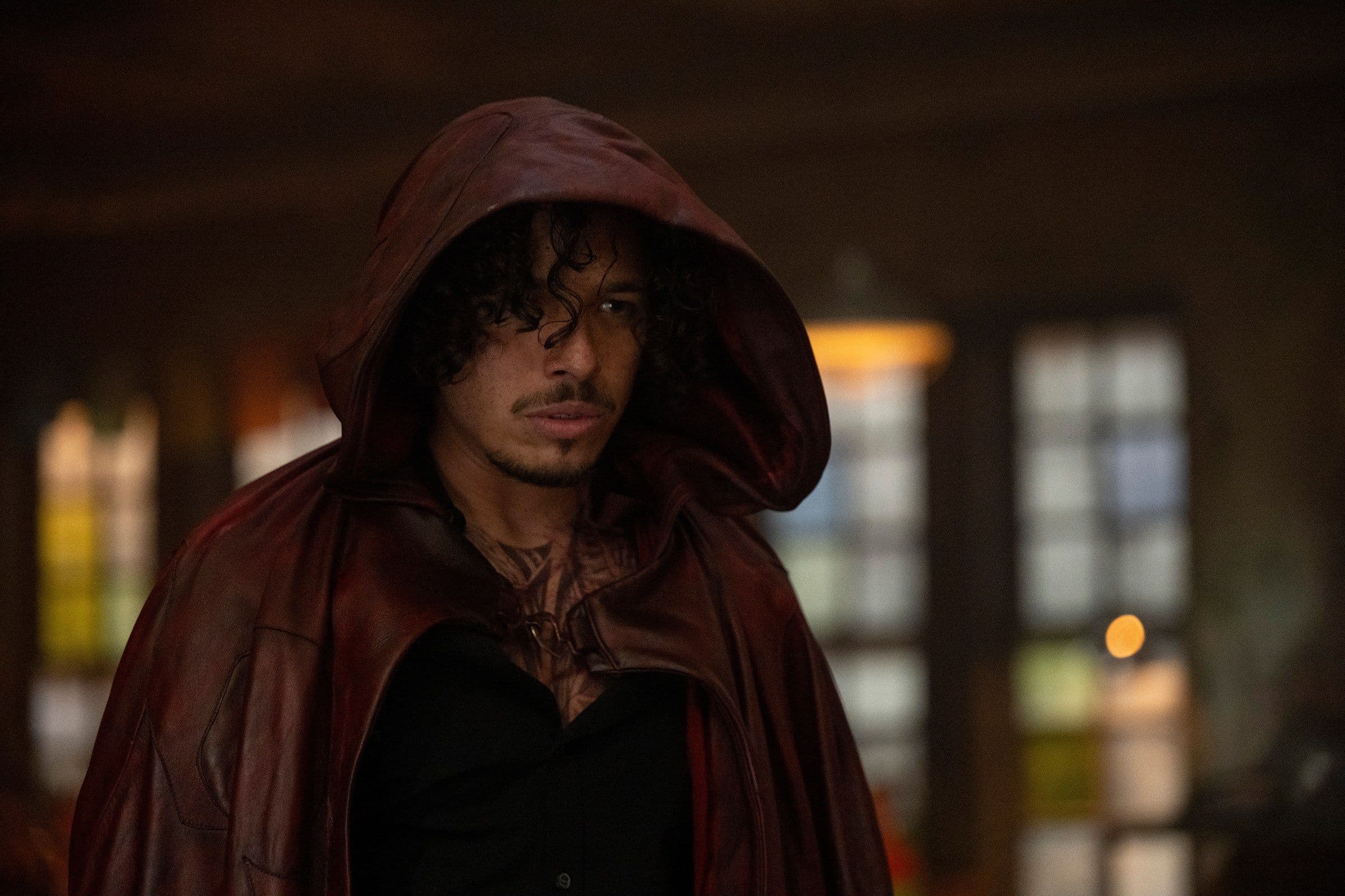 Anthony Ramos trong vai Peter Robinson (The Hood) với chiếc áo choàng đỏ ma thuật, minh họa giao kèo với Mephisto.