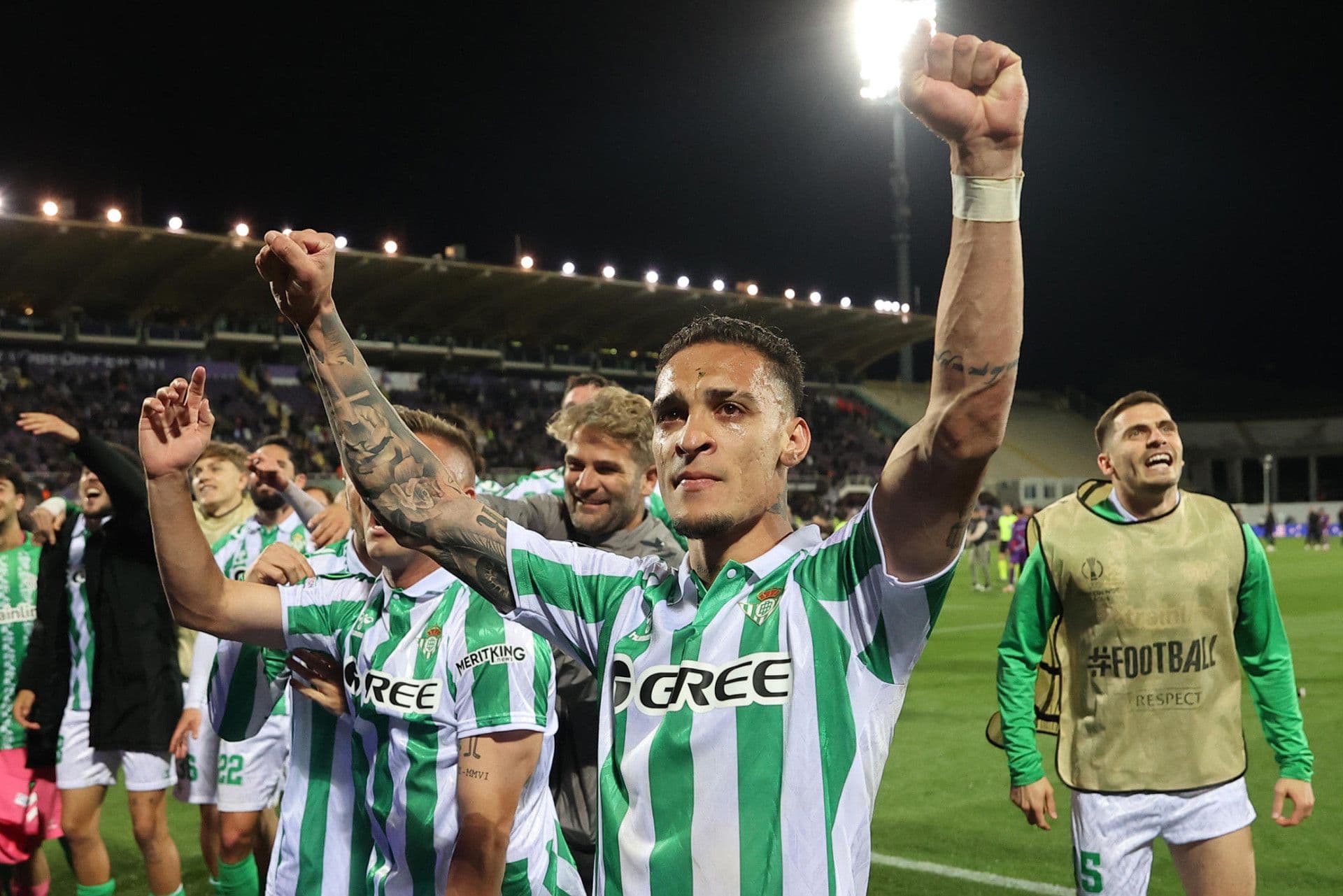 Antony ăn mừng trong màu áo Real Betis, thể hiện khát vọng trở lại đội bóng Tây Ban Nha.