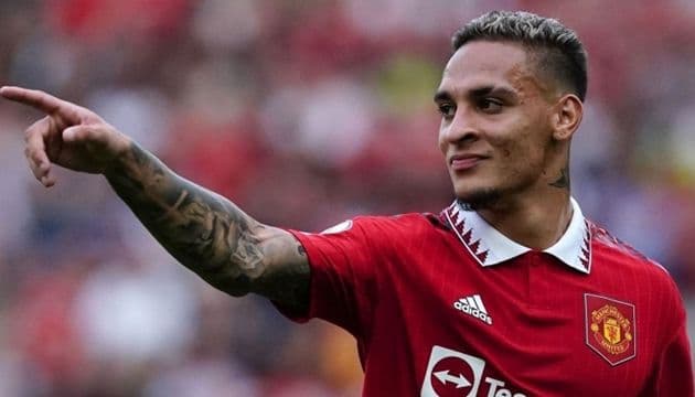 Antony trong màu áo Manchester United, đối mặt với tương lai không chắc chắn tại Old Trafford.