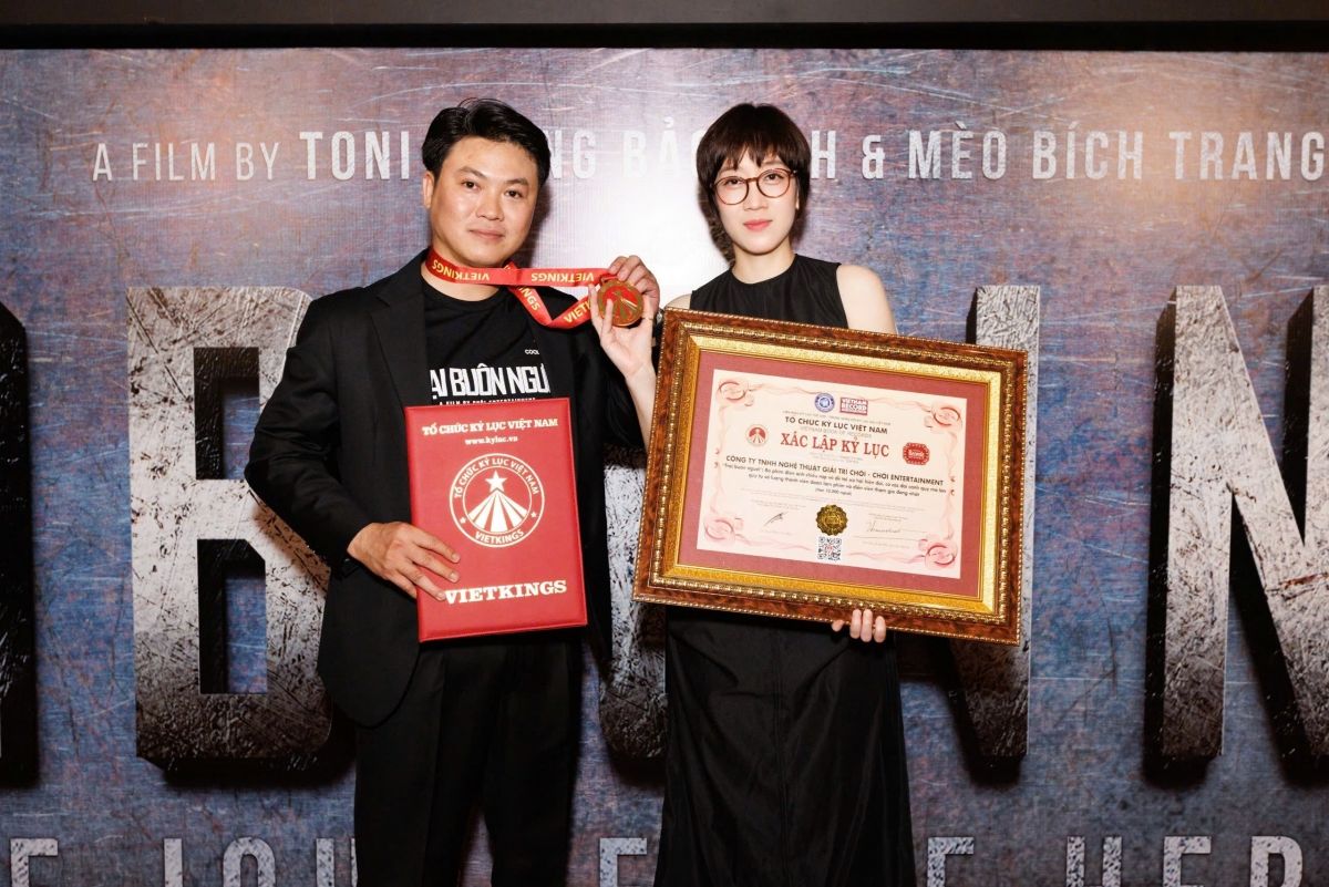 Đạo diễn Toni Dương Bảo Anh và nhà sản xuất Mèo Bích Trang cầm bằng xác lập kỷ lục Việt Nam cho phim Trại Buôn Người.