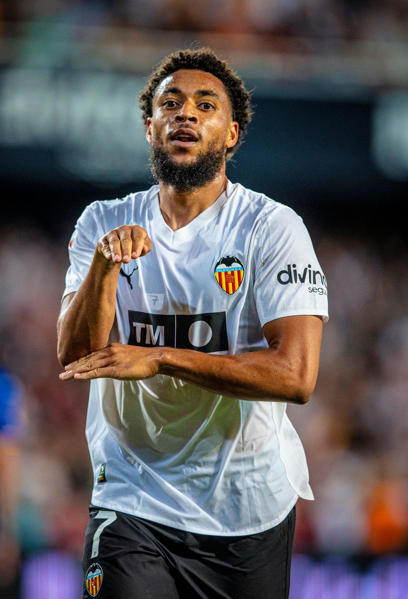 Arnaut Danjuma ăn mừng bàn thắng, tượng trưng cho niềm hy vọng và tương lai tươi sáng của Valencia.