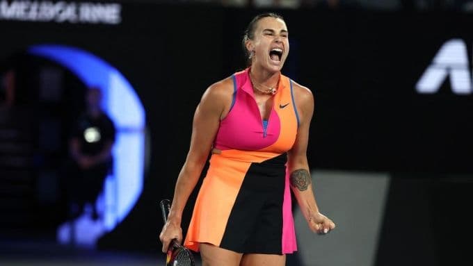 Aryna Sabalenka hét lớn ăn mừng điểm thắng, thể hiện tinh thần chiến đấu mạnh mẽ tại Australian Open.
