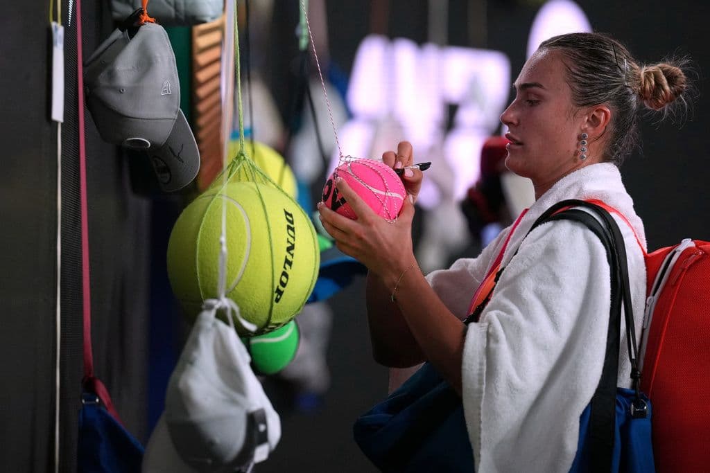Aryna Sabalenka ký tặng bóng tennis màu hồng tại giải Úc Mở rộng, thể hiện sự gần gũi với người hâm mộ.
