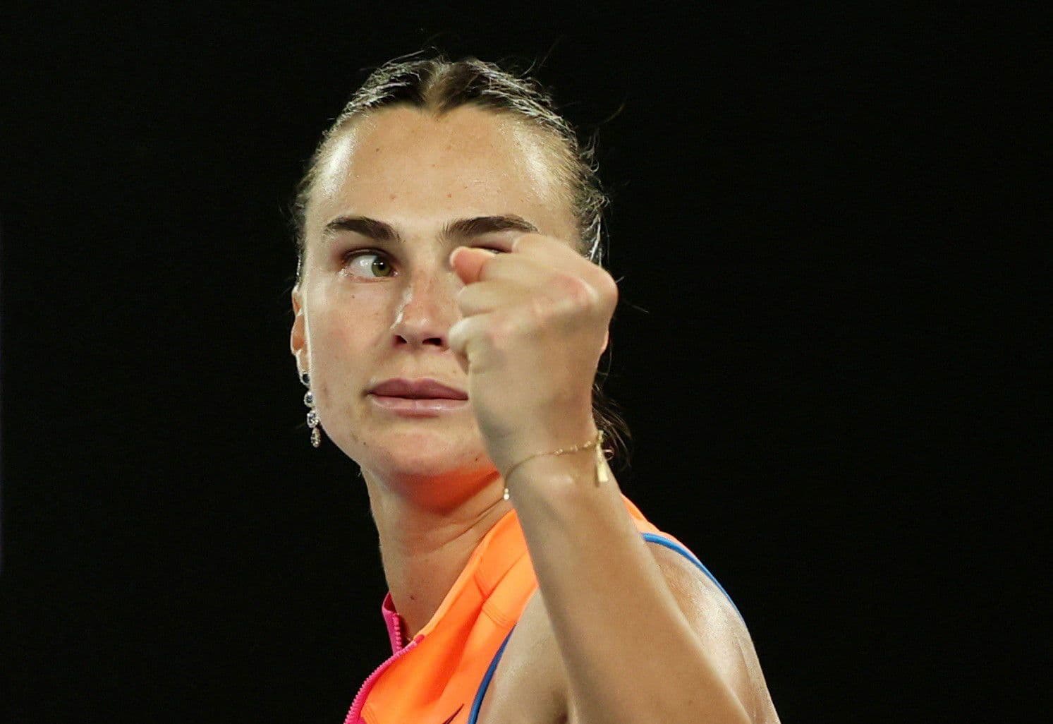 Aryna Sabalenka thể hiện quyết tâm với cú đấm tay ăn mừng.