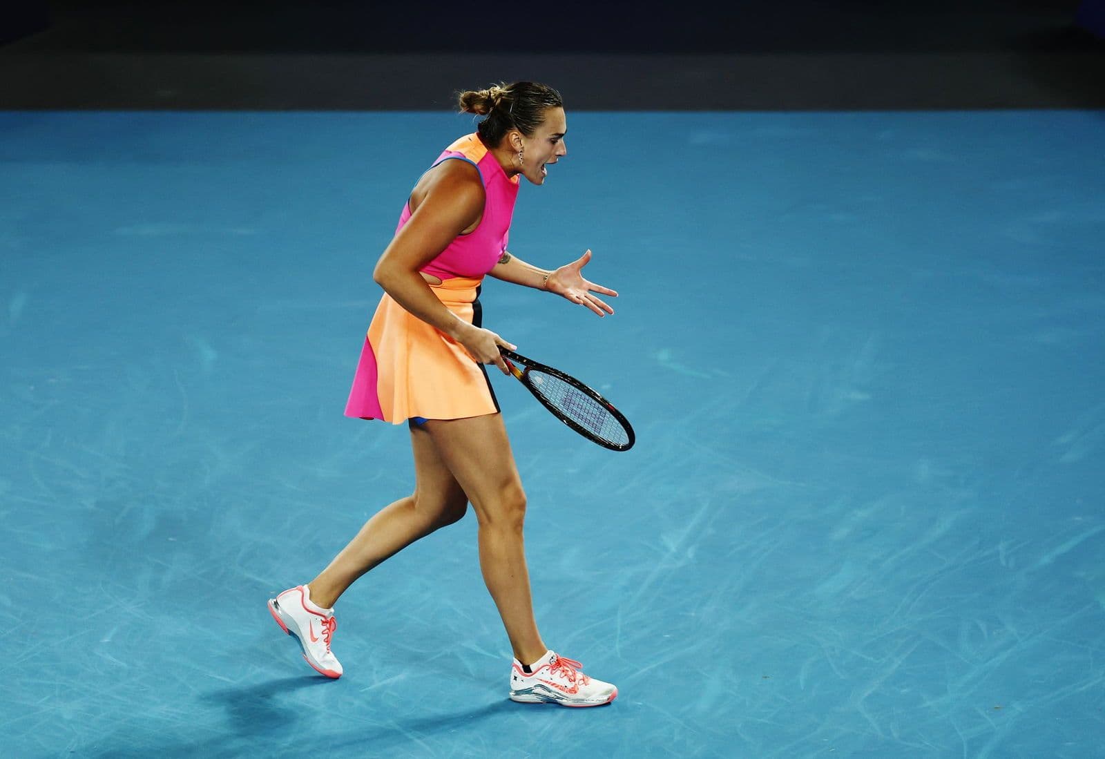 Aryna Sabalenka thể hiện sự thất vọng trong trận đấu căng thẳng.