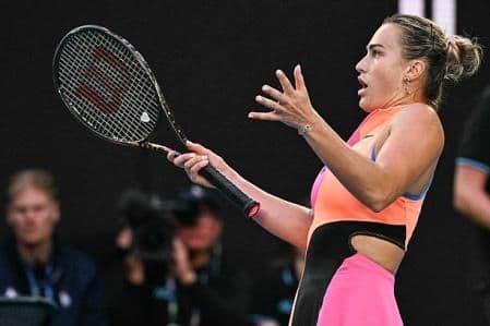 Aryna Sabalenka tranh cãi với trọng tài sau quyết định "gây cản trở" trong trận đấu, thể hiện sự bất ngờ và không hài lòng.