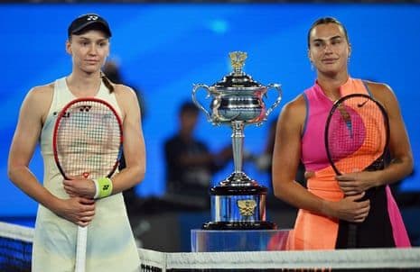 Aryna Sabalenka và Elena Rybakina đứng cạnh cúp vô địch tại chung kết Australian Open.