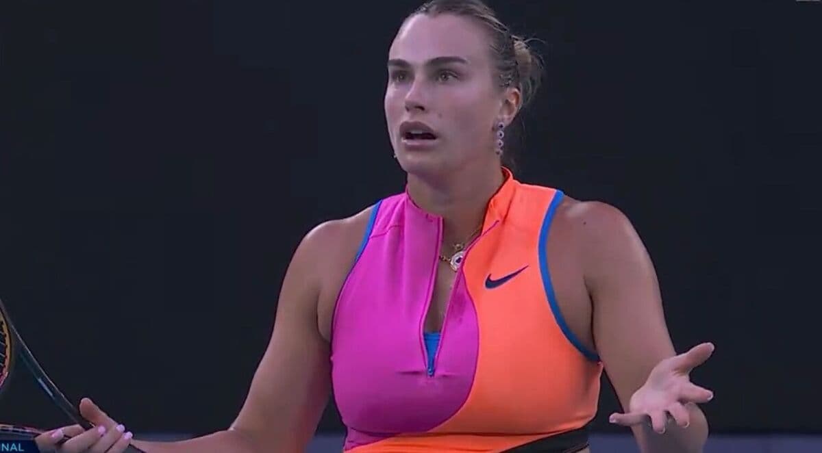 Aryna Sabalenka với vẻ mặt kinh ngạc và bất bình sau quyết định của trọng tài
