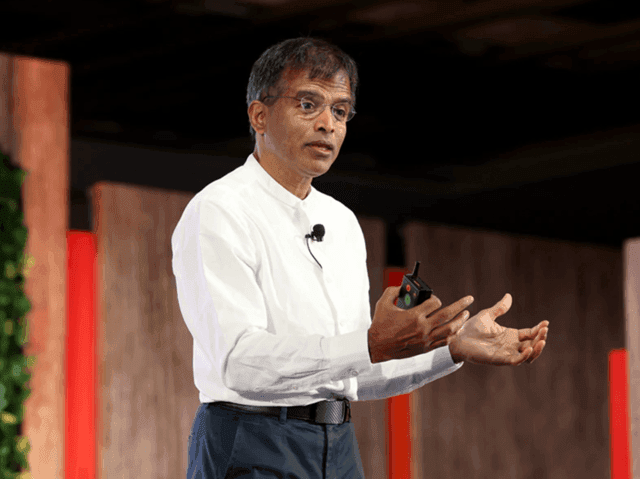 Aswath Damodaran thảo luận về các thương vụ mua lại, liên quan đến đầu tư hạ tầng và giá trị thực.