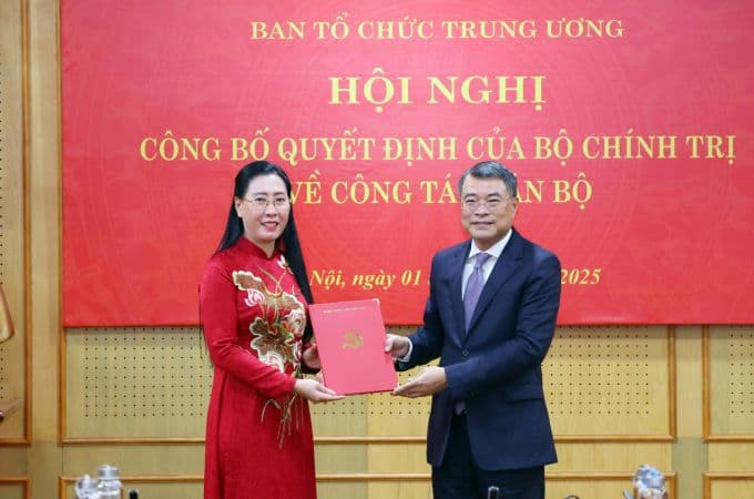 Bà Bùi Thị Quỳnh Vân, Bí thư Tỉnh ủy Quảng Ngãi, nhận quyết định bổ nhiệm chức Phó Trưởng Ban Tổ chức Trung ương từ đại diện Bộ Chính trị.