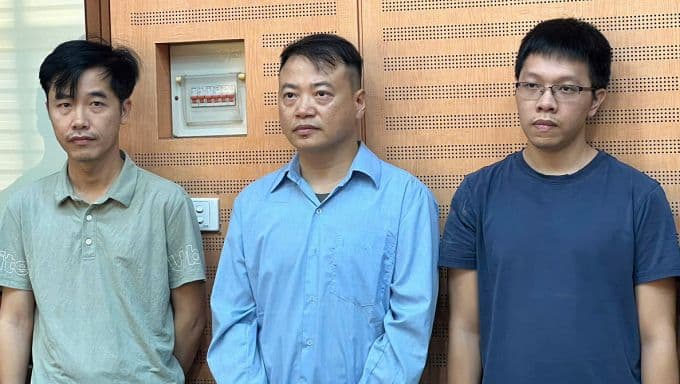 Bị can Nguyễn Hòa Bình và hai đồng phạm tại cơ quan công an liên quan vụ án AntEx.