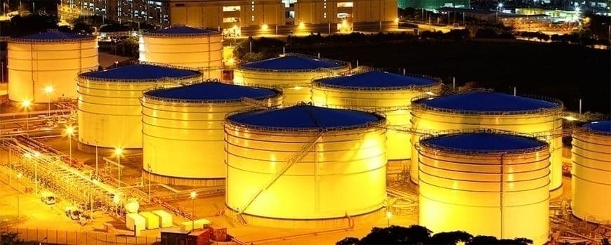 Bể chứa xăng dầu lớn tại nhà máy, biểu tượng cho nguồn cung và vai trò của Quỹ Bình ổn giá xăng dầu.