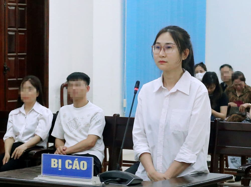 Bị cáo Nguyễn Thị Thu Trang tại phiên tòa xét xử vụ án lừa đảo và làm giả tài liệu.