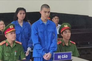 Bị cáo Đoàn Võ Hoàng Phúc bị tuyên án tử hình tại phiên tòa, tượng trưng cho sự nghiêm minh của pháp luật trong các vụ án hình sự.