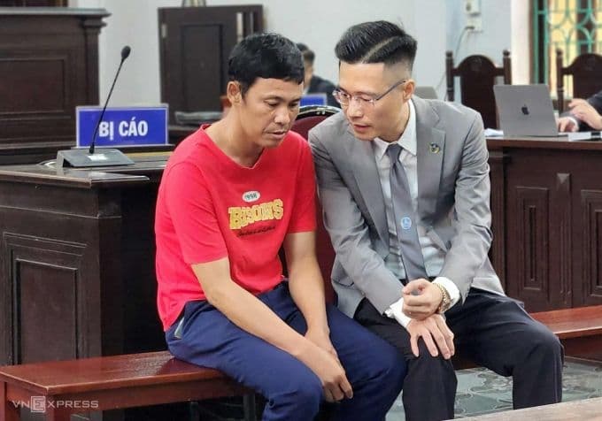 Bị cáo Thái Khắc Thành và luật sư bào chữa tại phiên phúc thẩm vụ án gà lôi trắng.