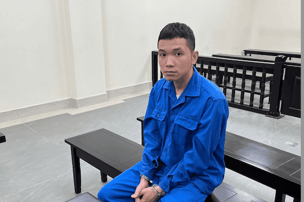 Bị cáo trẻ tuổi trong phòng xử án, đối mặt với phán quyết pháp luật và gánh nặng lương tri.