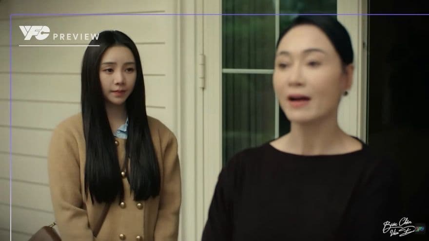 Bà Dung đến thăm nhà Thương với thái độ lạnh lùng, thể hiện định kiến về gia cảnh