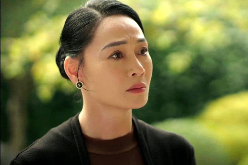 Bà Dung (Quách Thu Phương) với ánh mắt lo lắng, thể hiện gánh nặng hy sinh trong phim Bước Chân Vào Đời