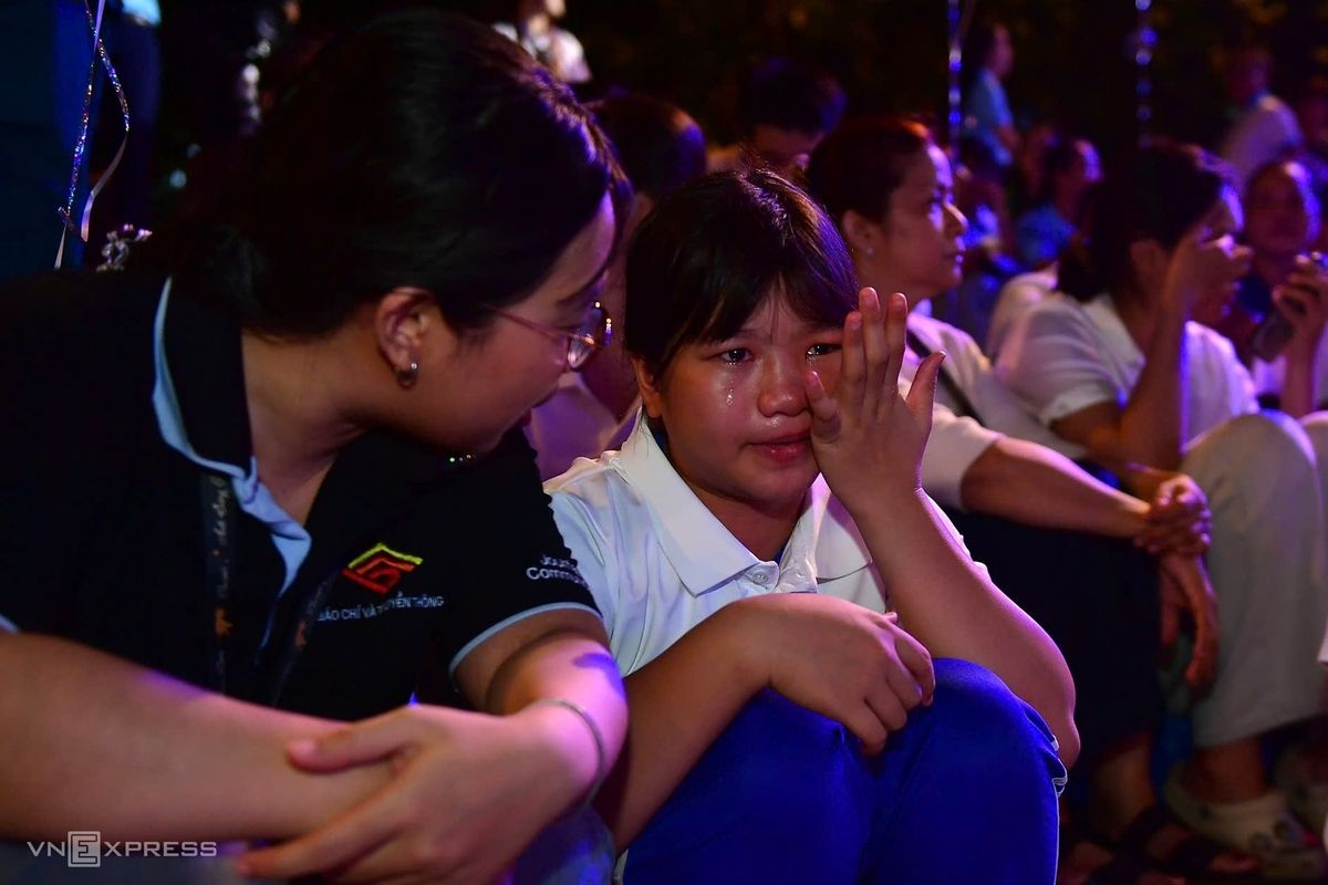 Bé gái Hoàng Ngân bật khóc khi tham dự đêm nhạc tưởng niệm, gợi nhớ ký ức về cha mất vì Covid-19.