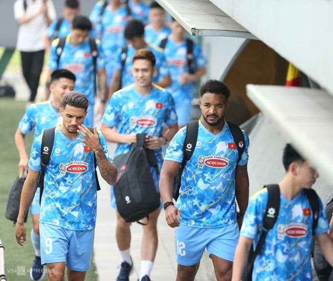 Bộ đôi cầu thủ nhập tịch Đỗ Hoàng Hên và Nguyễn Xuân Son đến sân tập của đội tuyển Việt Nam.