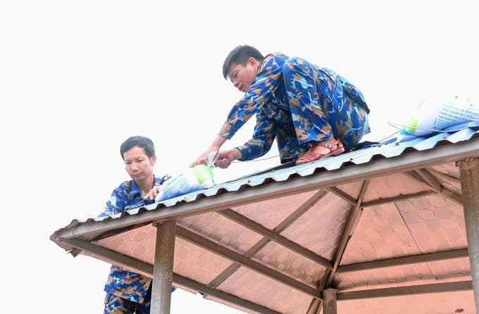 Bộ đội Hải Quân gia cố mái nhà để phòng chống bão Wipha.