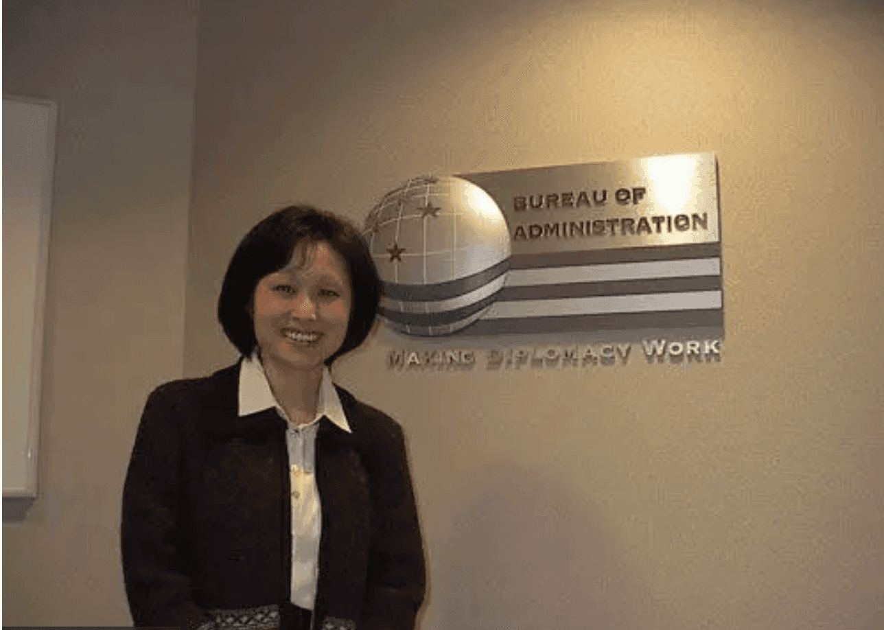 Bà Jennifer Wicks McNamara đứng trước biển hiệu 'Bureau of Administration' tại Bộ Ngoại giao Mỹ.