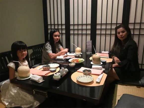 Bà Lê Hoàng Diệp Thảo cùng hai người con tại một sự kiện, tượng trưng cho thế hệ kế thừa của Việt Nam.