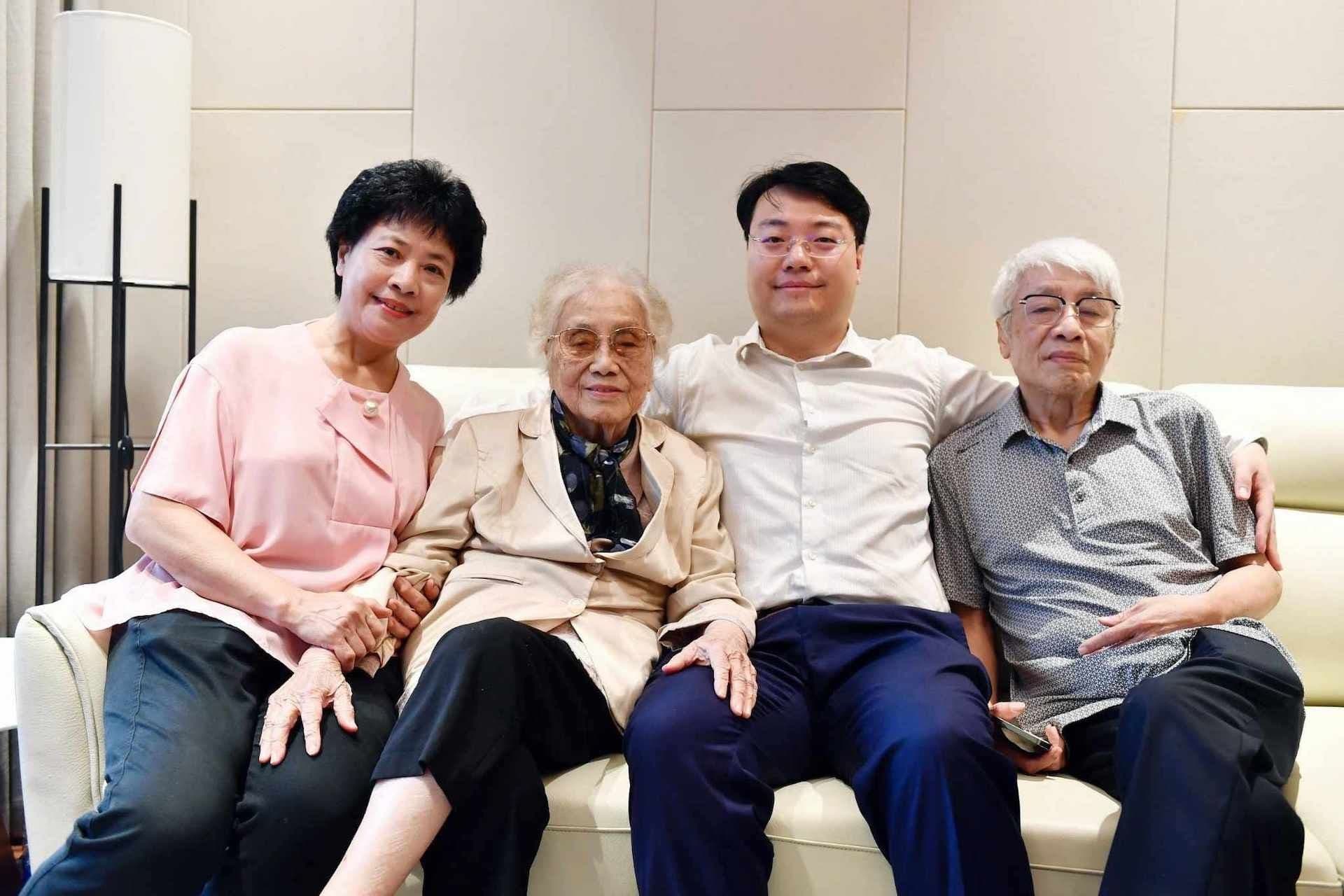 Bà Nguyễn Thị Bình cùng gia đình hoặc đồng nghiệp, thể hiện sự gắn kết và niềm tin.