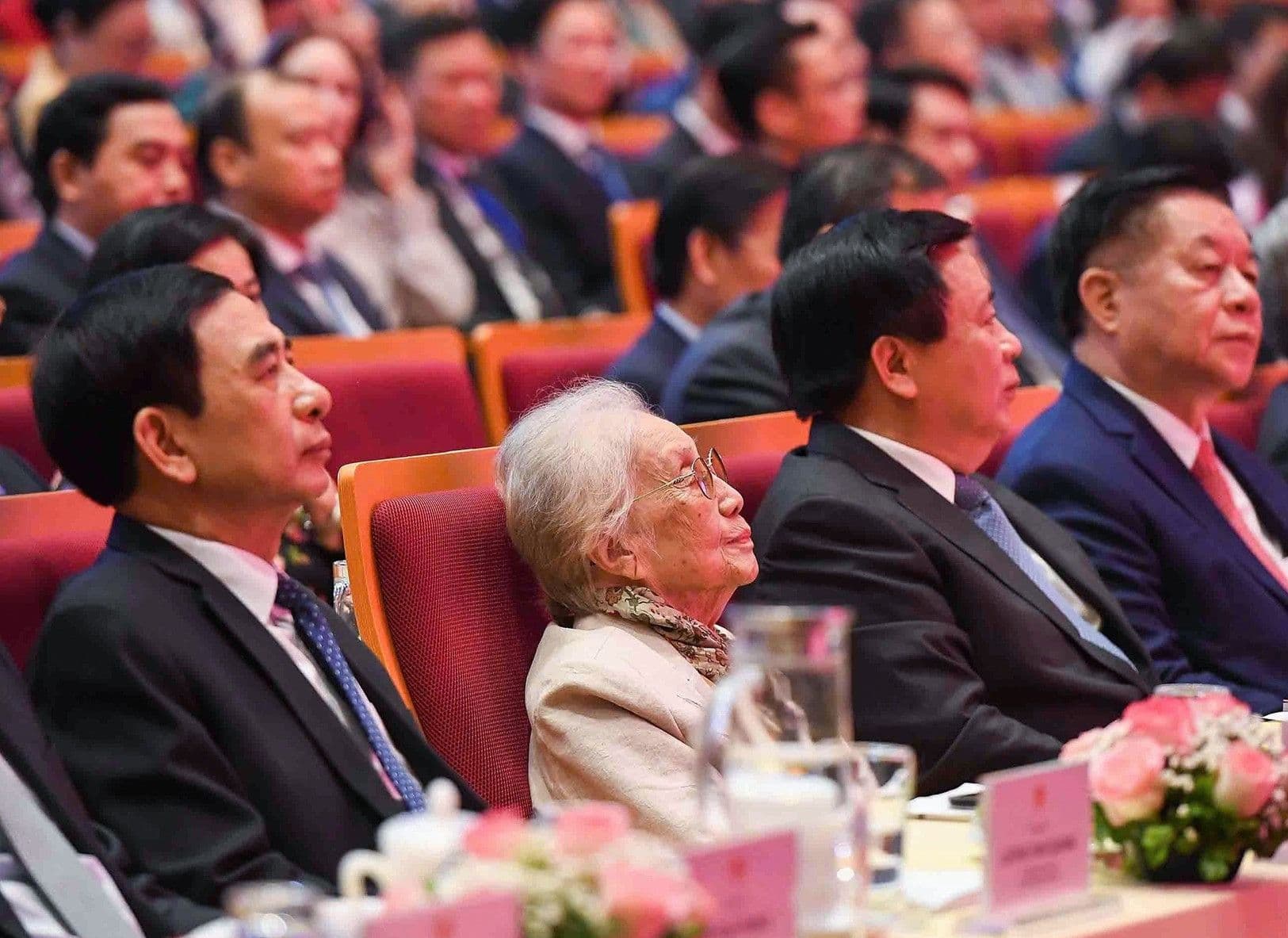 Bà Nguyễn Thị Bình tại một sự kiện quan trọng, thể hiện sự hiện diện và tầm nhìn.