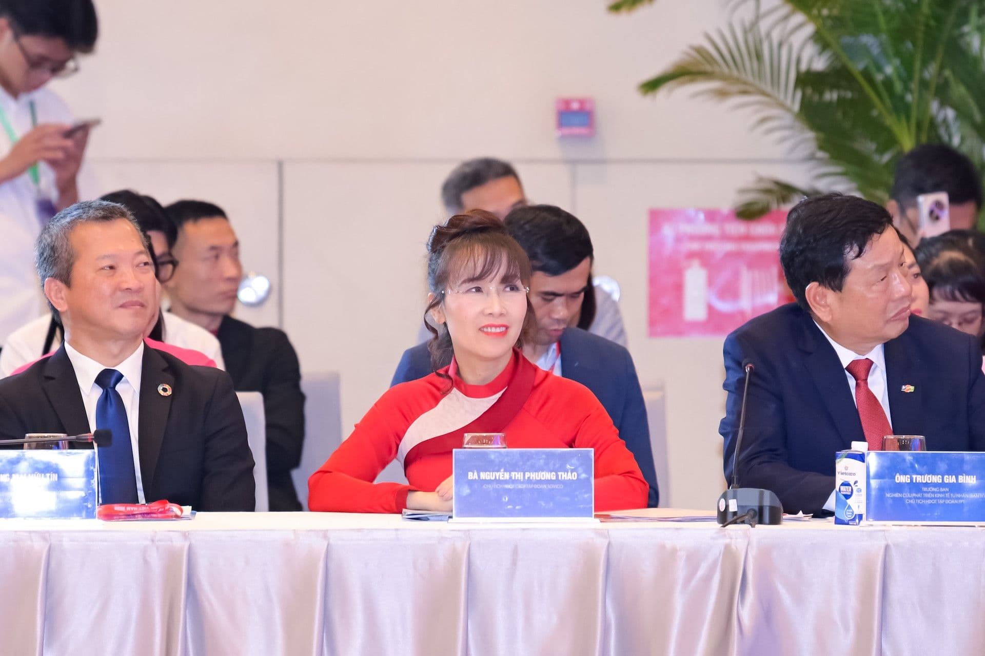 Bà Nguyễn Thị Phương Thảo và ông Trương Gia Bình tại hội nghị, đại diện cho giới doanh nhân Việt Nam với khát vọng nâng tầm giá trị.