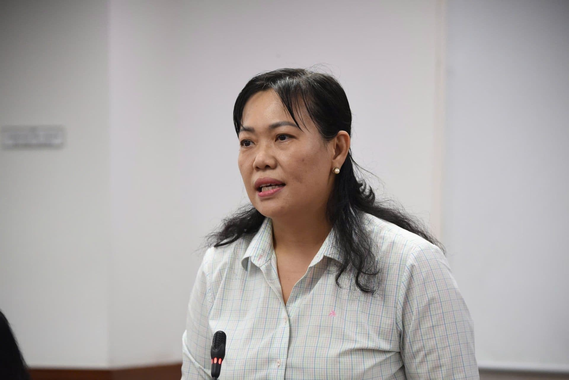 Bà Phó Chủ tịch UBND xã Hiệp Phước phát biểu về các giải pháp kiểm soát và trách nhiệm trong vụ việc Sago Food.