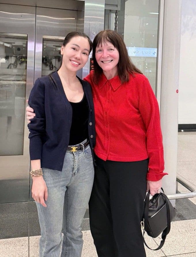 Bà Phạm Kim Dung (Chủ tịch Miss World Vietnam) đón bà Julia Morley (Chủ tịch Miss World), khẳng định vị thế quốc tế của cuộc thi.