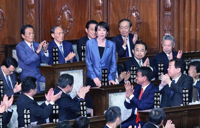 Bà Sanae Takaichi được các nghị sĩ vỗ tay hoan nghênh sau khi được bầu làm thủ tướng Nhật Bản.