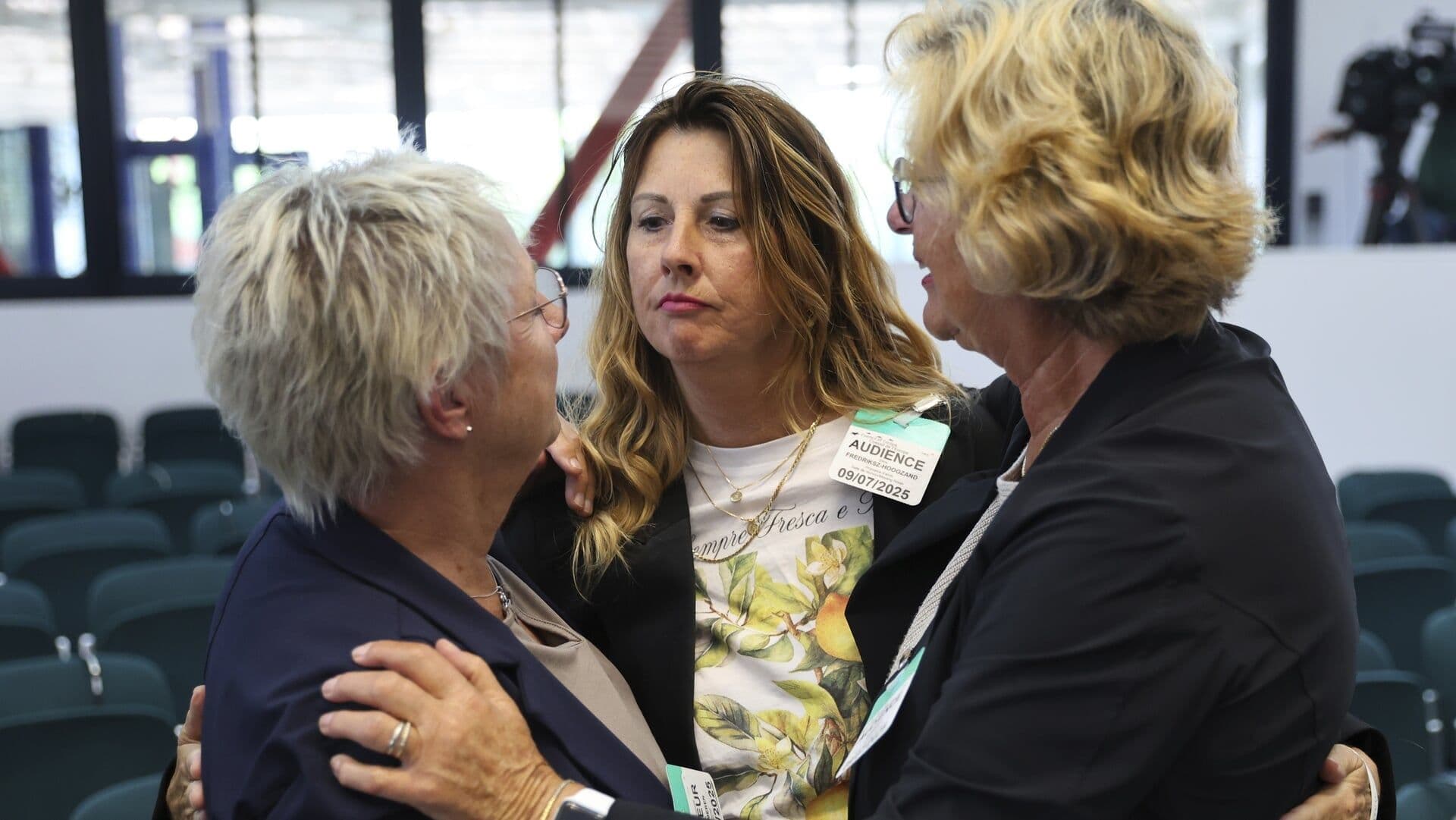 Bà Silene Fredriksz-Hoogzand, mẹ của nạn nhân MH17, được an ủi sau phán quyết của tòa án, tượng trưng cho hành trình tìm kiếm công lý của các gia đình.