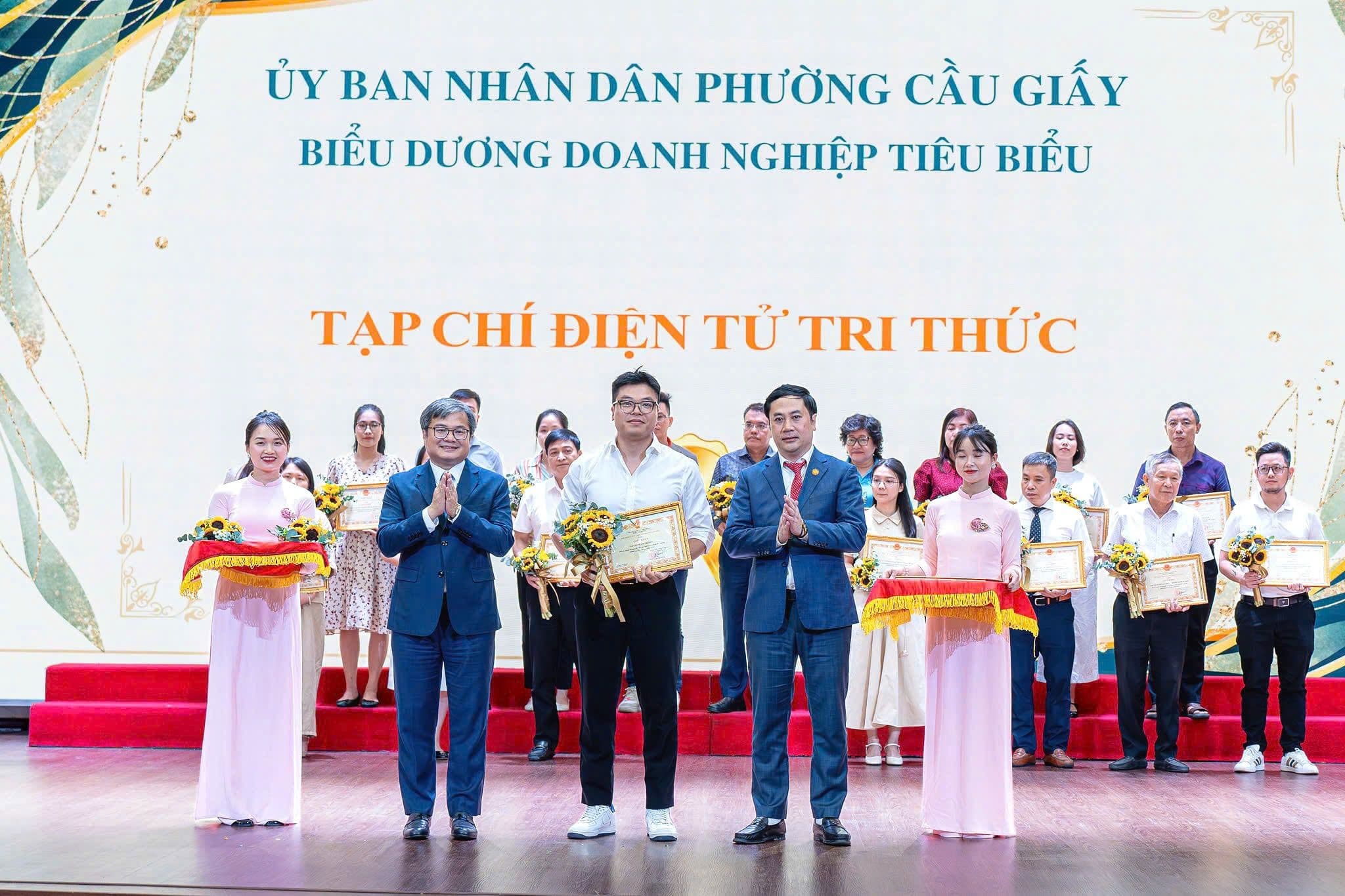 Bộ sưu tập các đồng tiền điện tử vật lý, với Bitcoin nổi bật, tượng trưng cho Bitcoin như 'vàng kỹ thuật số' và tài sản bảo toàn giá trị.