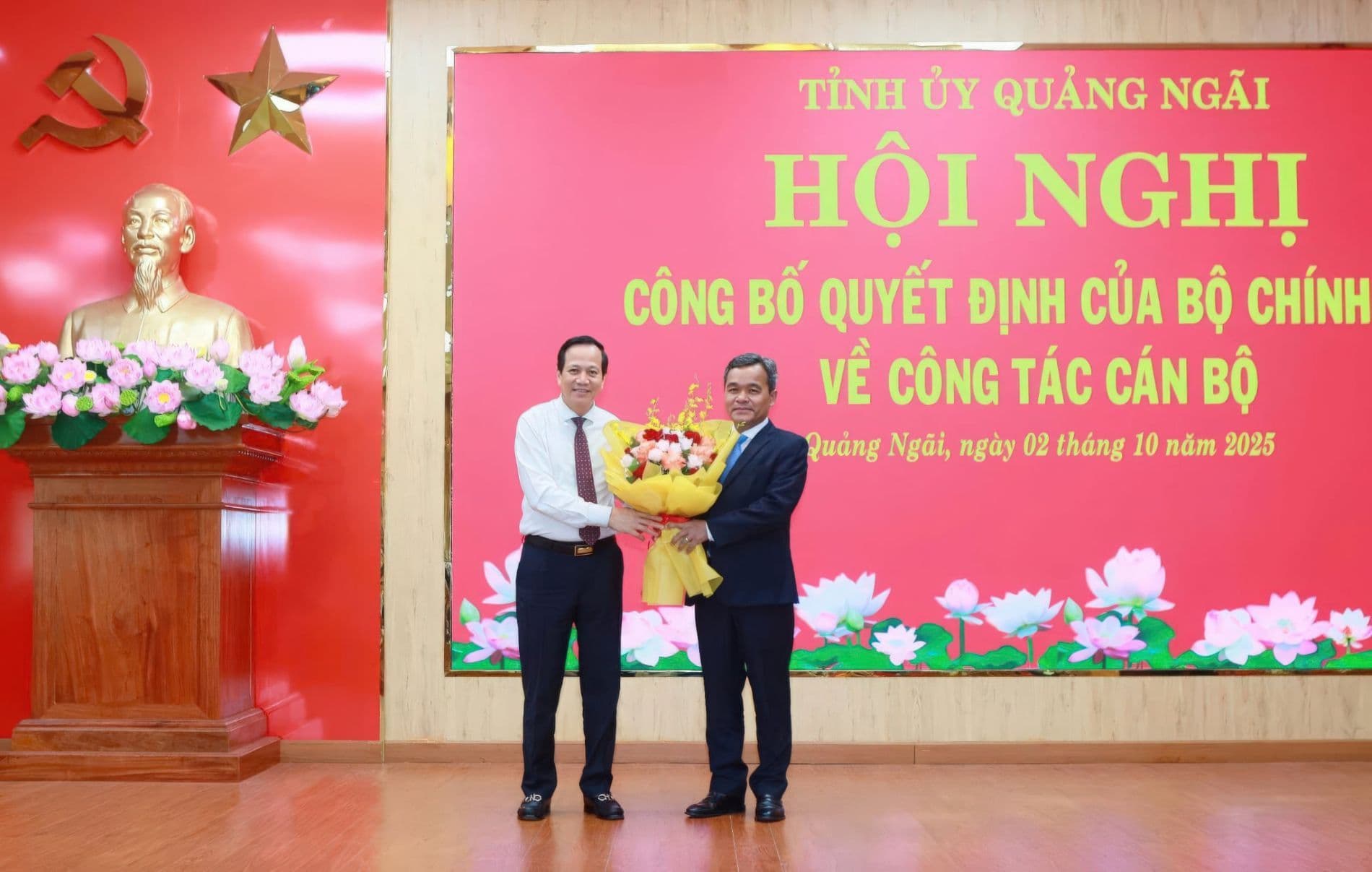 Bí thư Hồ Văn Niên nhận hoa chúc mừng tại Hội nghị công bố quyết định của Bộ Chính trị về công tác cán bộ tại Quảng Ngãi.