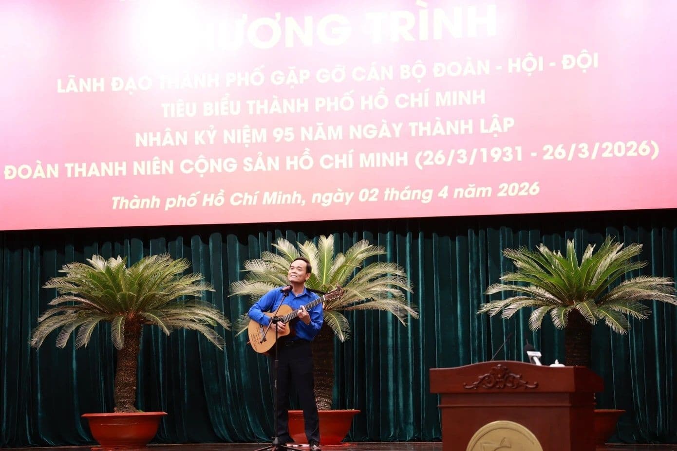 Bí thư Thành ủy TP.HCM Trần Lưu Quang chơi guitar và hát trong buổi đối thoại với cán bộ Đoàn - Hội - Đội tiêu biểu, thể hiện phong cách lãnh đạo gần gũi.