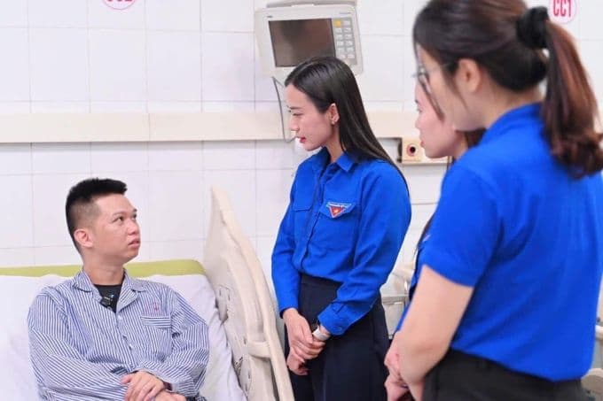 Bí thư Tỉnh đoàn Quảng Ninh thăm hỏi và trao huy hiệu cho anh Đinh Đức Hiệp, người đã cứu người trong vụ lật tàu, thể hiện lòng tri ân.