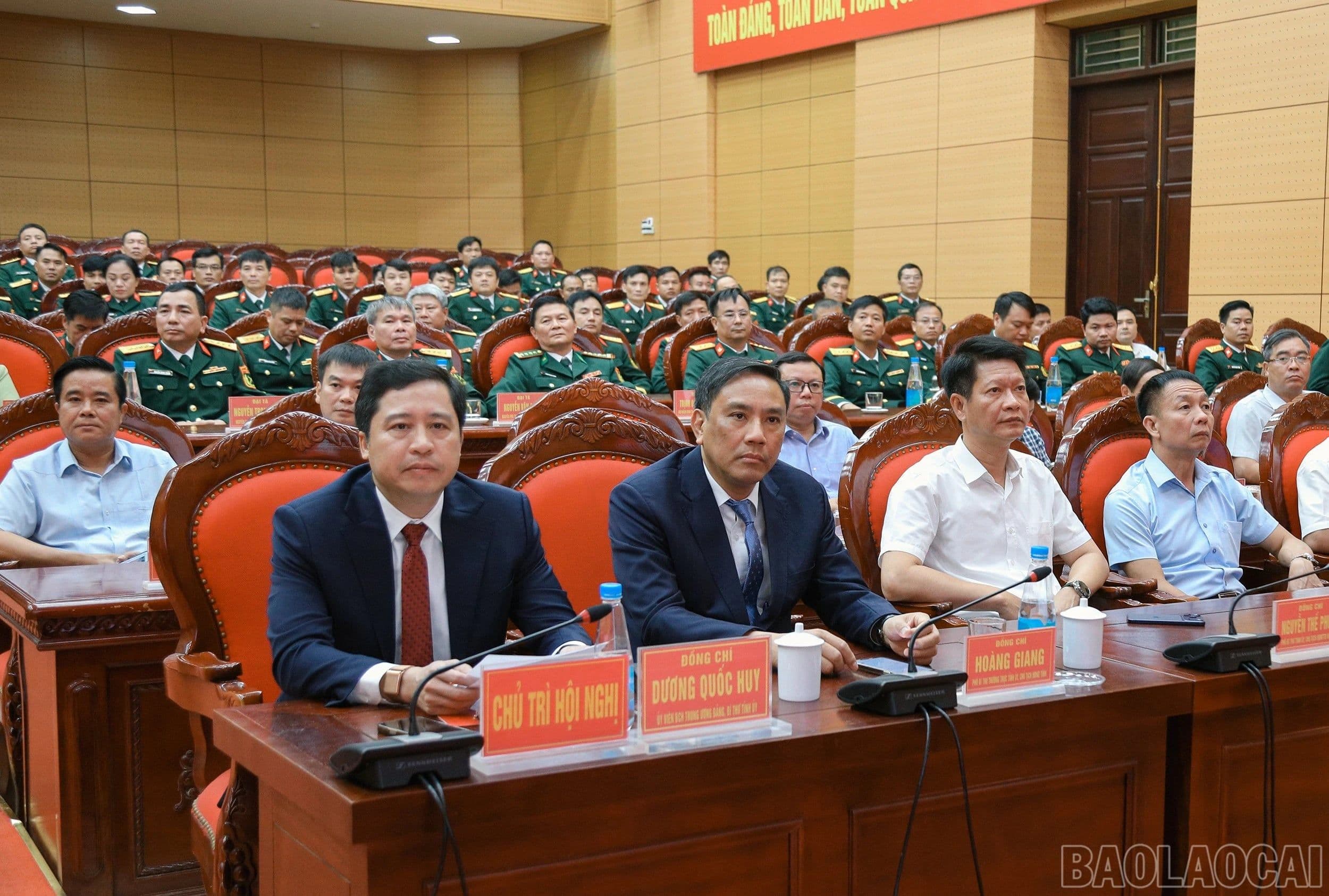 Bí thư Tỉnh ủy Dương Quốc Huy và Thượng tá Lương Hoàng Giang tại hội nghị công bố quyết định cán bộ.