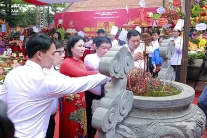 Bí thư Tỉnh ủy Đặng Xuân Phong và đoàn công tác dâng hương tưởng niệm tại Đền Hùng, thể hiện lòng tri ân cội nguồn.