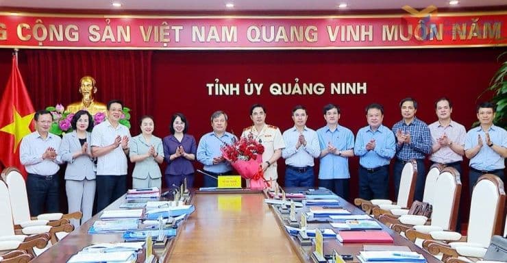 Bí thư Tỉnh ủy Vũ Đại Thắng chúc mừng Thiếu tướng Trần Văn Phúc tại cuộc họp Tỉnh ủy Quảng Ninh.