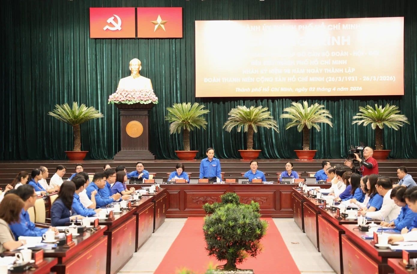 Bí thư Trần Lưu Quang lắng nghe và đối thoại trực tiếp với các đại biểu tại một cuộc họp quan trọng.